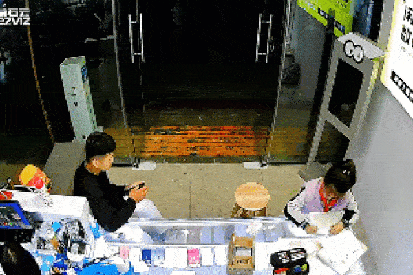 Clip: Nam thanh niên vờ mua hàng rồi cầm điện thoại bỏ chạy