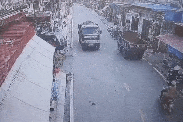 Xe máy sang đường thiếu quan sát, va chạm với ôtô