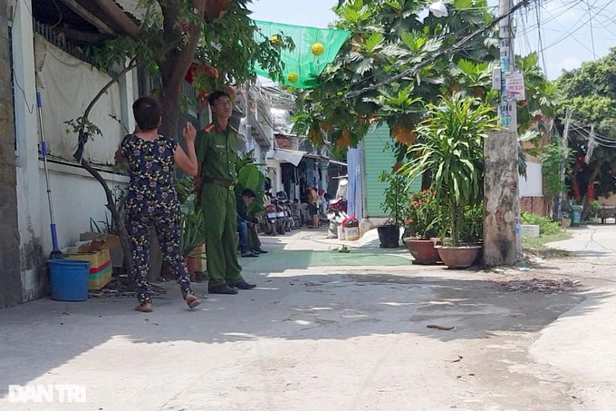 Vụ bé trai nghi bị ép hút ma túy: Công an kiểm tra nơi ở của nghi phạm-2