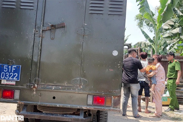 Đâm bạn nhậu vì mâu thuẫn thách đố mời cô gái lên xe-2