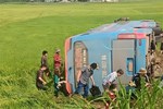 Khoảnh khắc xe khách lao xuống ruộng ở Quảng Ngãi-1