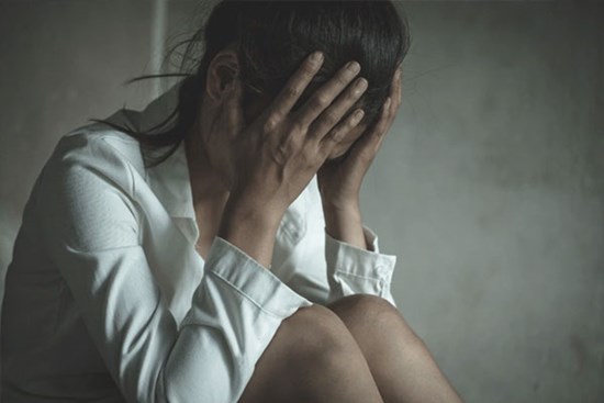 Vì một tin nhắn về người yêu cũ, chồng đã biến phòng ngủ thành địa ngục