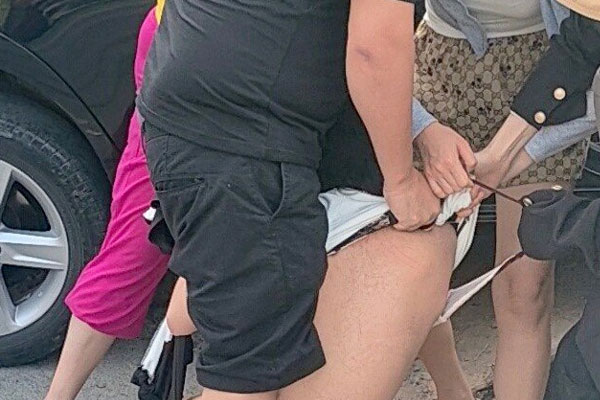 Người phụ nữ bị cắt tóc, lột quần áo giữa đường-1