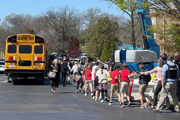 Xả súng ở trường tiểu học Mỹ, nhiều học sinh thương vong-2