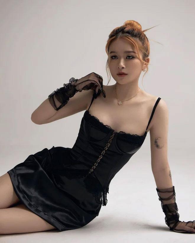 TikToker Chao khoe sắc vóc cuốn hút ở tuổi 20-2