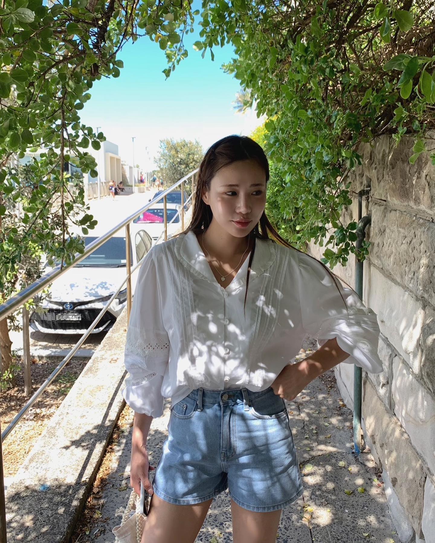 10 cách diện áo blouse trắng đơn giản mà chuẩn sành điệu-10