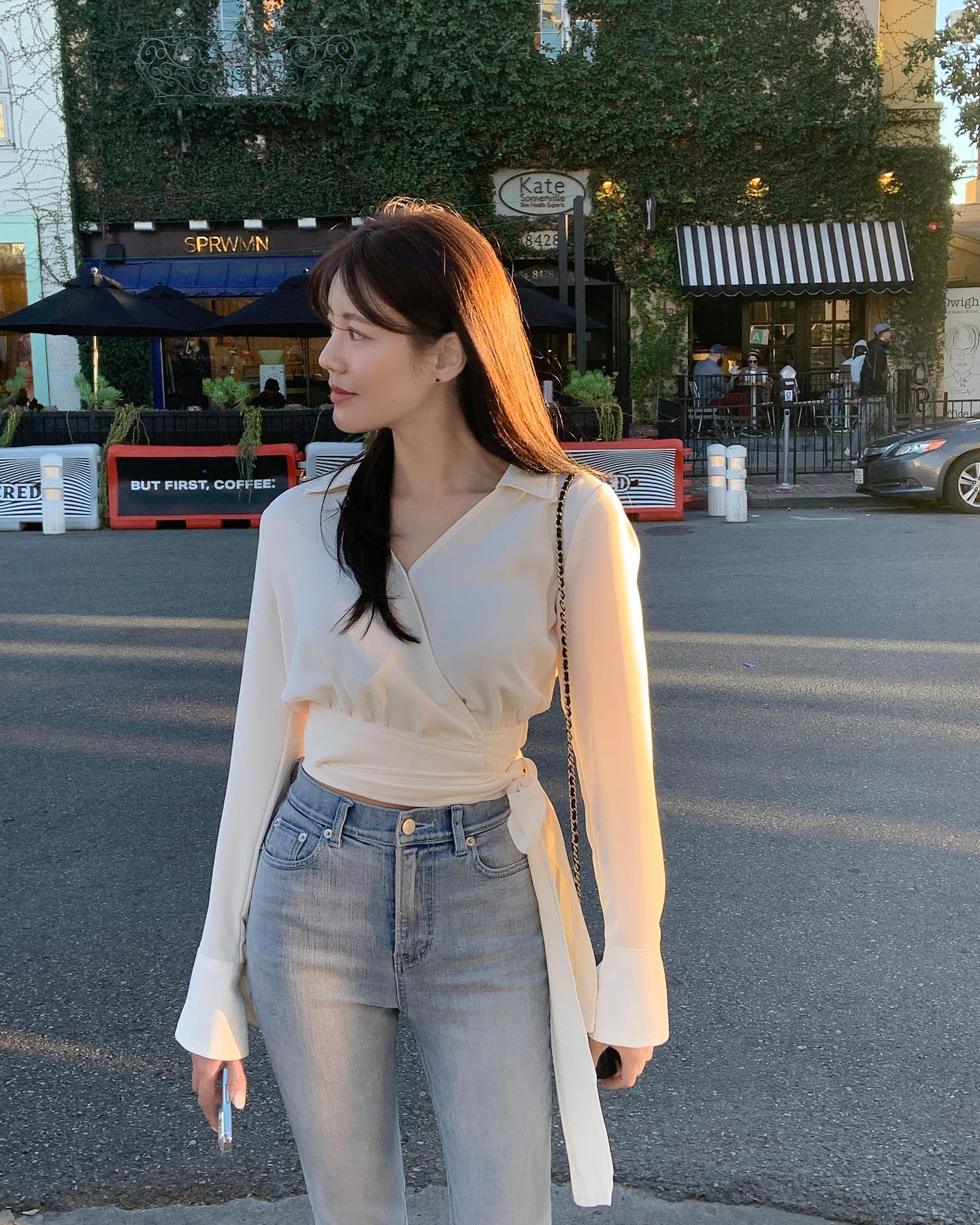 10 cách diện áo blouse trắng đơn giản mà chuẩn sành điệu-5