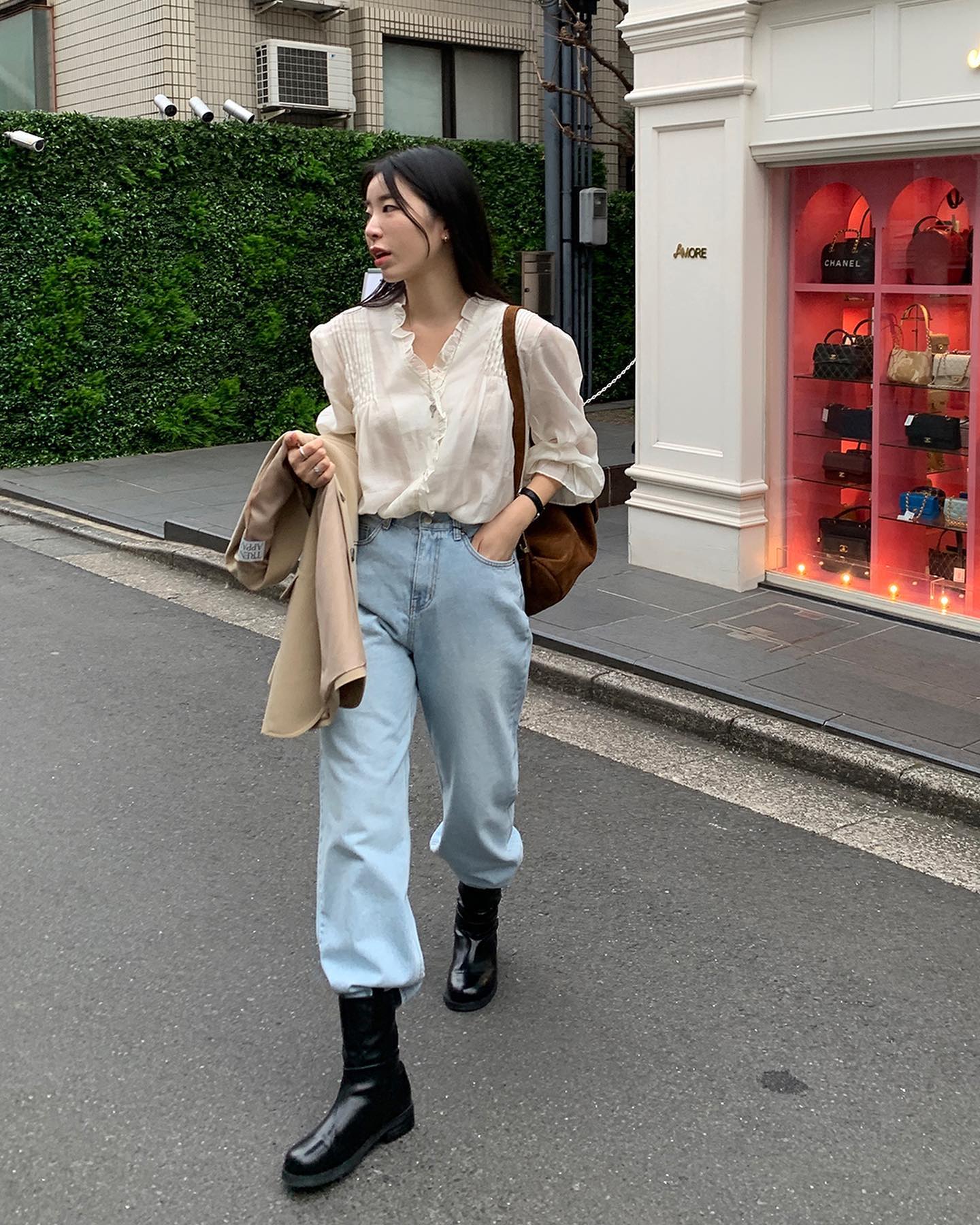 10 cách diện áo blouse trắng đơn giản mà chuẩn sành điệu-6