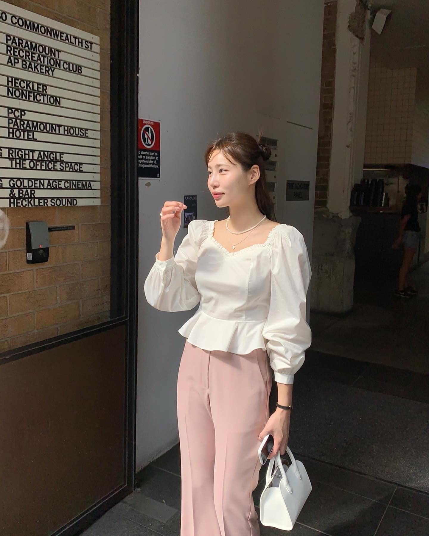 10 cách diện áo blouse trắng đơn giản mà chuẩn sành điệu-8