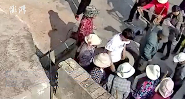 Bé gái Trung Quốc ném em nhỏ xuống giếng vì bắt chước trên tivi-2