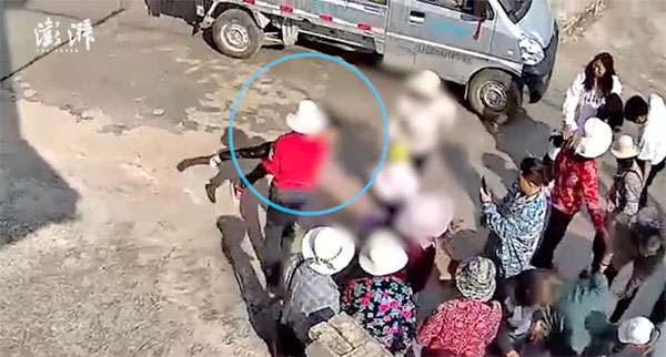 Bé gái Trung Quốc ném em nhỏ xuống giếng vì bắt chước trên tivi-3