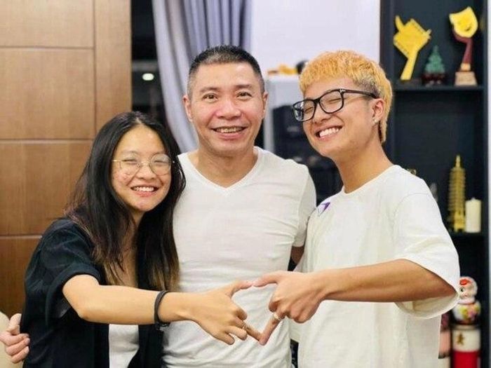Vợ NSND Công Lý khoe khoảnh khắc vui vẻ bên hai con riêng của chồng-1