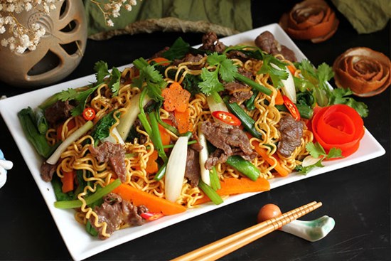 15 phút làm mì xào rau củ thanh đạm