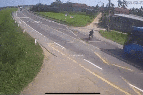 Khoảnh khắc xe khách lao xuống ruộng ở Quảng Ngãi