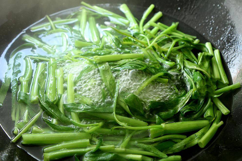 Vào bếp nấu 2 món rau quen thuộc dễ mua ngoài chợ, ăn vừa ngon lại giúp kiểm soát đường huyết tốt-6