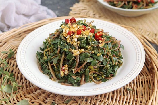 Vào bếp nấu 2 món rau quen thuộc dễ mua ngoài chợ, ăn vừa ngon lại giúp kiểm soát đường huyết tốt