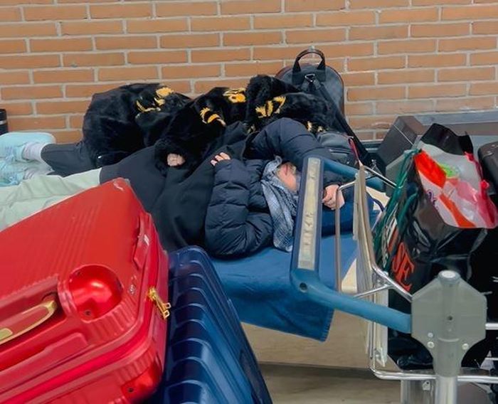 Khánh Thi - Phan Hiển vạ vật suốt đêm vì vụ đình công ở sân bay Đức-1