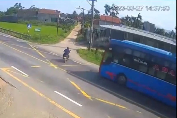 Người phụ nữ giấu gần 12.000 viên ma tuý trong 2 túi gạo nếp-2