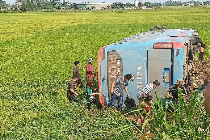 Xe khách lao xuống ruộng: Người đi xe máy có hơi men-2