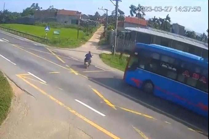 Xe khách lao xuống ruộng: Người đi xe máy có hơi men-1