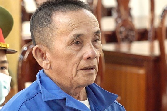 Ông lão 74 tuổi lĩnh án tù vì hiếp dâm bé gái