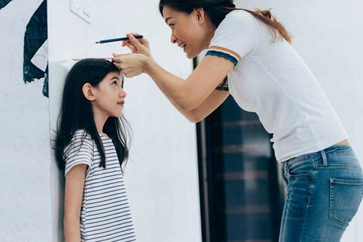 Có nên sử dụng thực phẩm chức năng để tăng chiều cao: Bác sĩ gợi ý thói quen giúp trẻ cao vọt dù bố mẹ thấp lùn-2