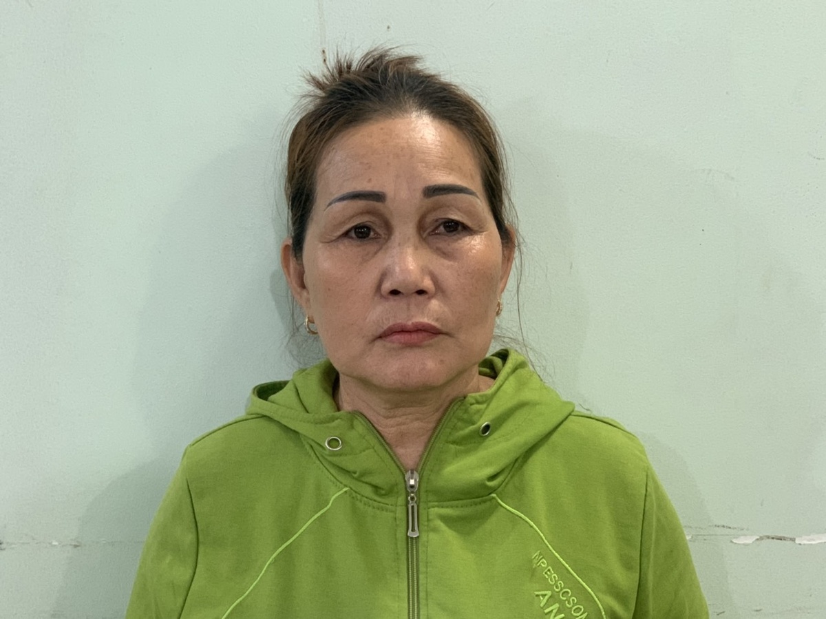 Tạm giữ 3 người cắt tóc, lột quần áo cô gái giữa đường-2