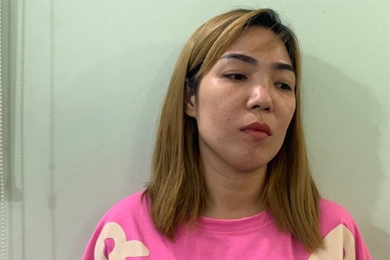 Tạm giữ 3 người cắt tóc, lột quần áo cô gái giữa đường