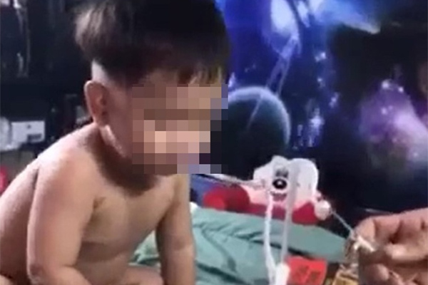 Bàn giao bé trai nghi bị ép hút ma túy cho gia đình chăm sóc-3