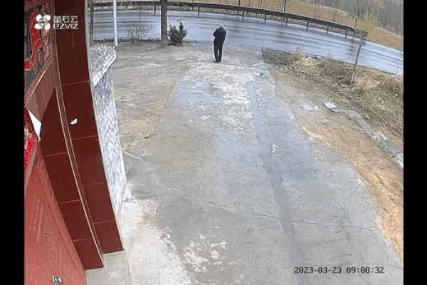 Xe buýt mất lái lao lên vỉa hè, 3 người đàn ông thoát nạn trong gang tấc-1