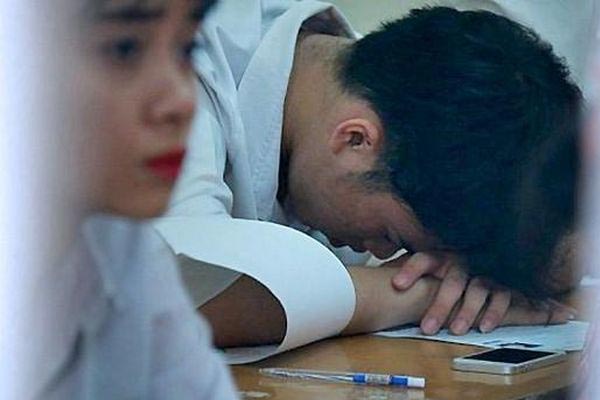 Xôn xao hình ảnh thầy giáo trèo cổng trường điều tiết giao thông-3