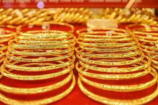 Bản tin tài chính sáng 29/3: Vàng, dầu cùng tăng giá