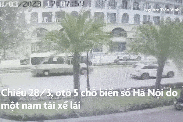 Khoảnh khắc taxi tông bảo vệ khu đô thị ở Hà Nội