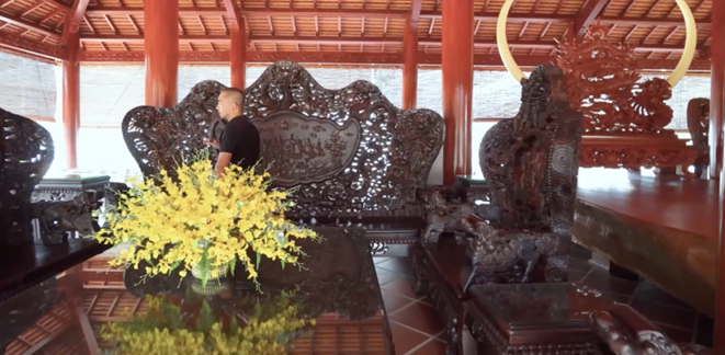 Choáng ngợp với biệt phủ khủng của các đại gia Việt: Chi 2 tỷ đồng/tháng thuê người làm, có căn làm từ 4.000 cây dừa-3