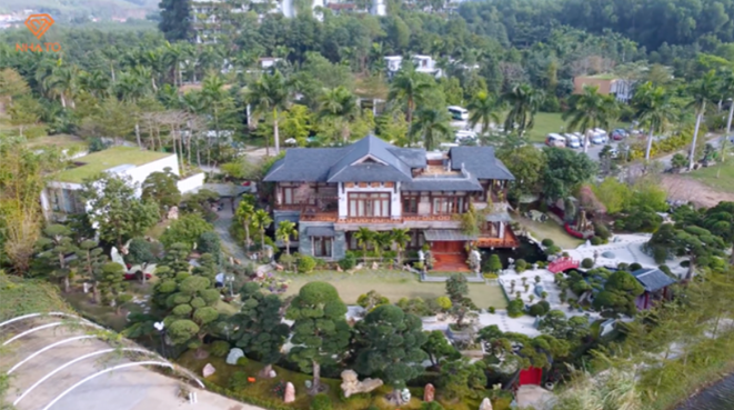 Choáng ngợp với biệt phủ khủng của các đại gia Việt: Chi 2 tỷ đồng/tháng thuê người làm, có căn làm từ 4.000 cây dừa-13