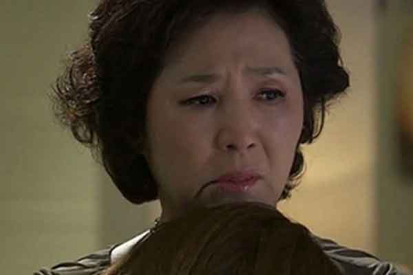 Nhờ cô hàng xóm tốt bụng chăm sóc chồng và sự thật ngay giữa nhà không người vợ nào muốn thấy-1