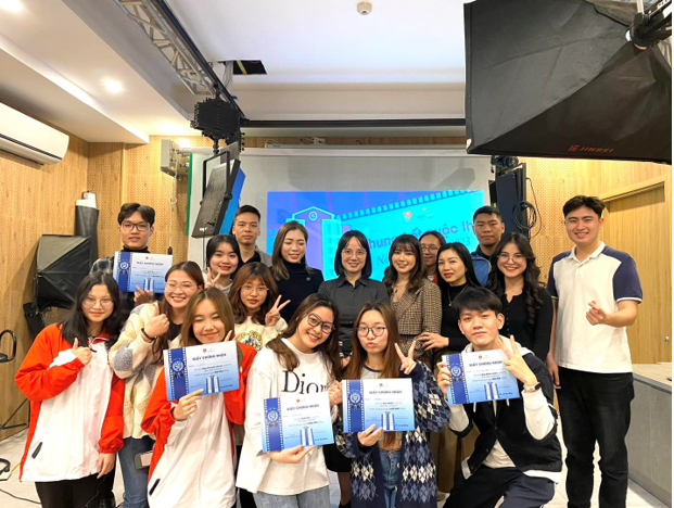 Sinh viên cover Bật tình yêu lên” giới thiệu về Học viện Công nghệ Bưu chính Viễn thông-2