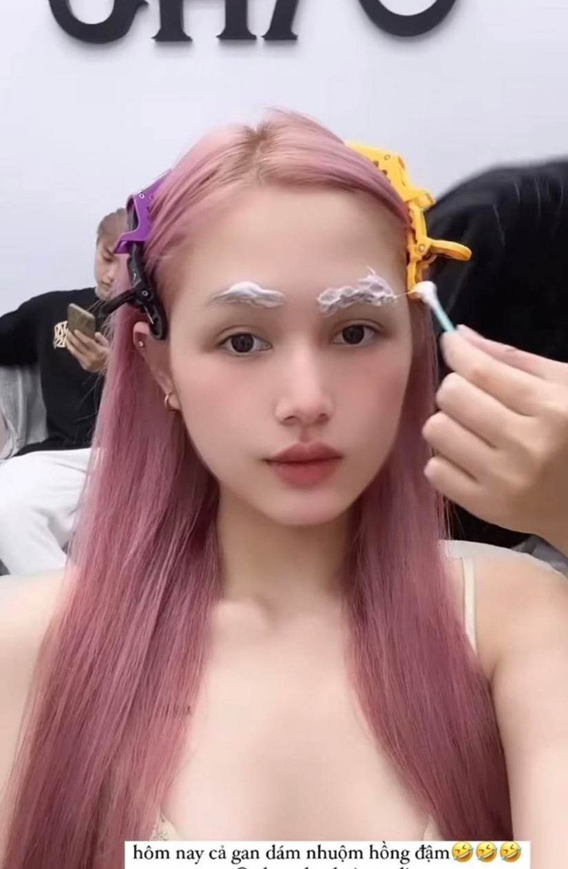 Đu mốt nhuộm lông mày như Hiền Hồ, vợ streamer giàu nhất Việt Nam bay luôn giao diện búp bê sống-6