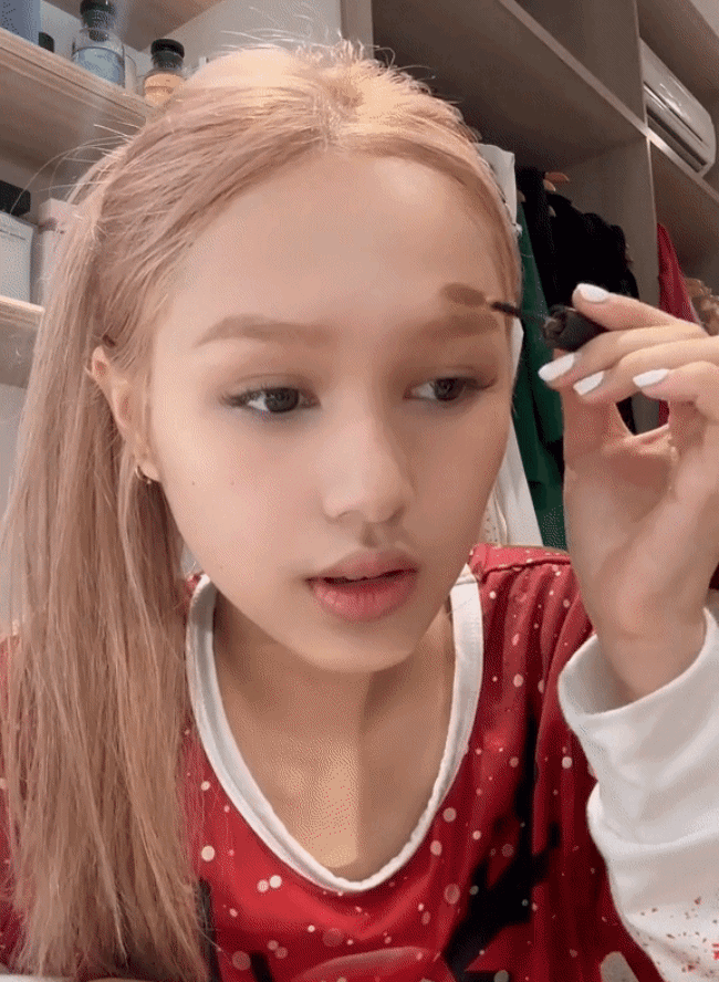 Đu mốt nhuộm lông mày như Hiền Hồ, vợ streamer giàu nhất Việt Nam bay luôn giao diện búp bê sống-13