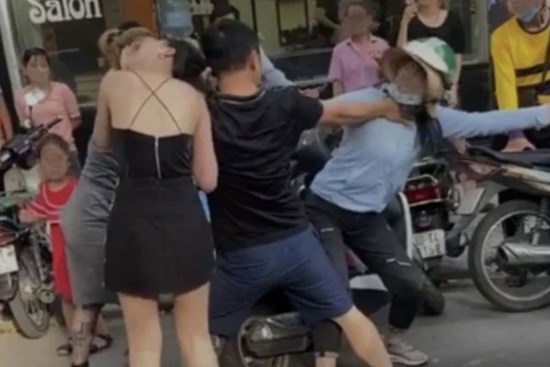 Những trận cuồng ghen, đàn ông có bị lột đồ, cắt tóc?