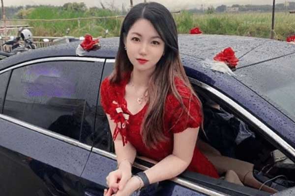 Phù dâu quá xinh đẹp, mặc váy đỏ bị nhầm thành cô dâu, suýt vào thành thân với chú rể-1