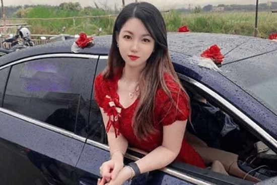 Phù dâu quá xinh đẹp, mặc váy đỏ bị nhầm thành cô dâu, suýt vào thành thân với chú rể