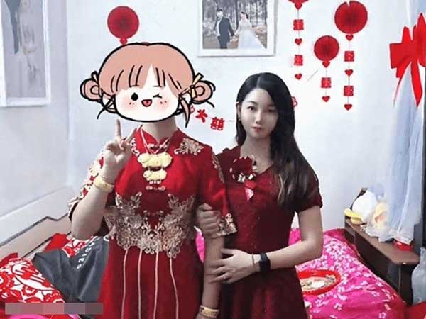 Phù dâu quá xinh đẹp, mặc váy đỏ bị nhầm thành cô dâu, suýt vào thành thân với chú rể-2