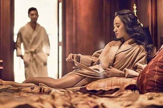Nhờ cô hàng xóm tốt bụng 'chăm sóc chồng' và sự thật ngay giữa nhà không người vợ nào muốn thấy