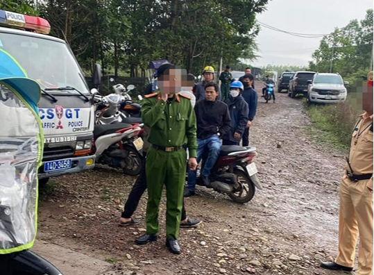 Đôi vợ chồng chết bất thường trong xe ôtô bán tải-1