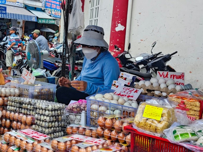 Chuyện lạ: Trứng gà ta rẻ hơn trứng gà công nghiệp-1