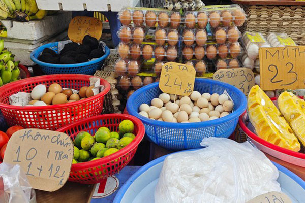 Luộc trứng bằng thứ nước lạ rồi bán giá đắt gấp 10 bình thường-3