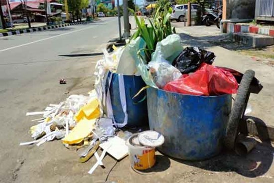 Sáng nào cũng thấy túi rác trước cửa, tôi giận run nhưng không dám lên tiếng