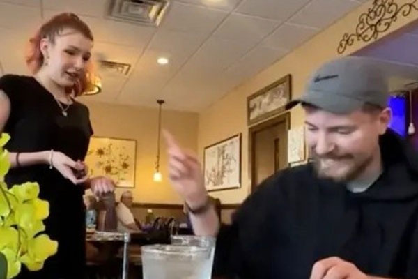 Nữ phục vụ ở Mỹ được tip một chiếc ôtô-1