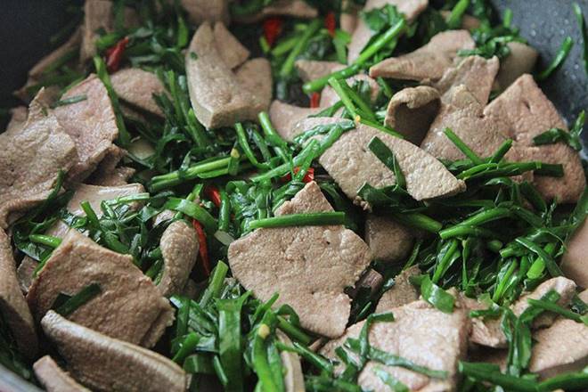Loại lá mệnh danh là rau của thận, đem xào với gan được món vừa ngon lại bổ-3